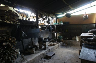 Ahşap rafları ve mutfak aletleri olan taşralı bir mutfak.