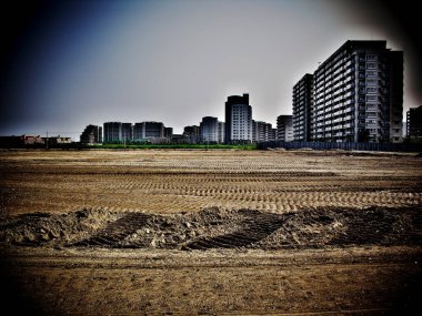 Yoğun şehrin ortasındaki inşaat alanının gündüz görüntüsü 