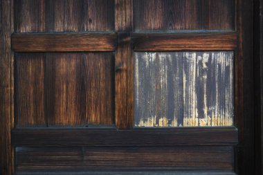 Yıpranmış ahşap kapı kırsal paneller ve soyulmuş boyalar.