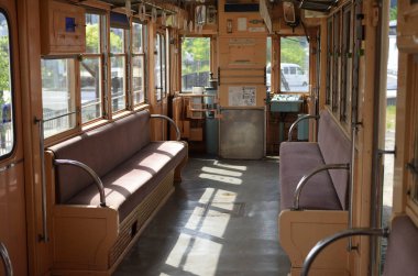 Şehirdeki bir trenin içinde. 