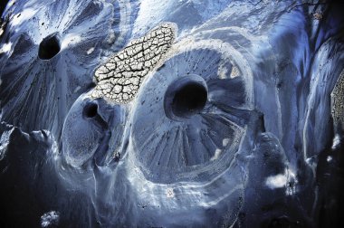 Islak gri çimento yüzeyinin yakın görüntüsü