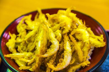 Kırmızı kasede kızarmış karides.