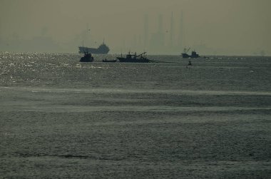 Denizdeki balıkçı teknelerinin resimli görüntüleri.             