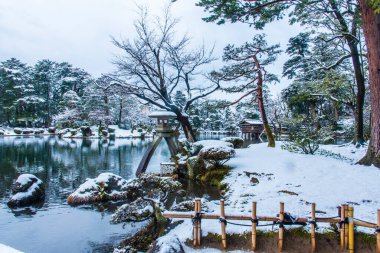 Kışın Japonya bahçesinde kar yağar