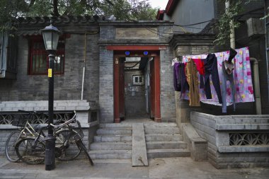 Geleneksel avlu girişi. Bisikletleri ve çamaşırları asılı.