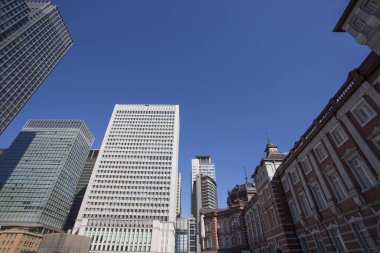 Avrupa mimarisini andıran tuğla cepheli modern gökdelenler ve Tokyo tren istasyonu. Japonya