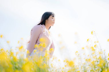 Güzel Asya kadın Park poz