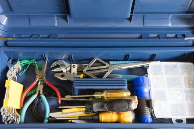 Mavi kutuda inşaat araçları ve ekipmanları