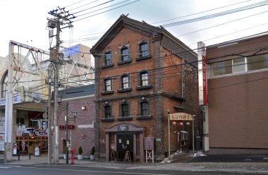 Şehirde pencereleri olan eski bir Japon tuğla binası.