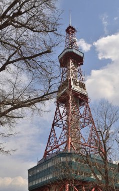 Gökyüzü bulutlu, mavi gökyüzüne karşı dik duran kule