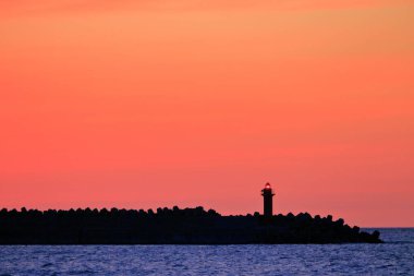 Güzel turuncu gün batımı Denizde