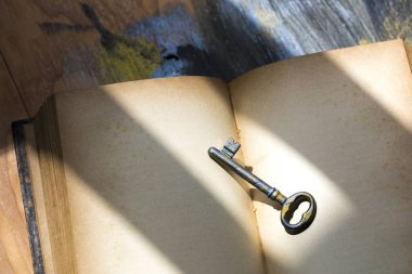 Ahşap zemin üzerine eski ve boş bir kitap