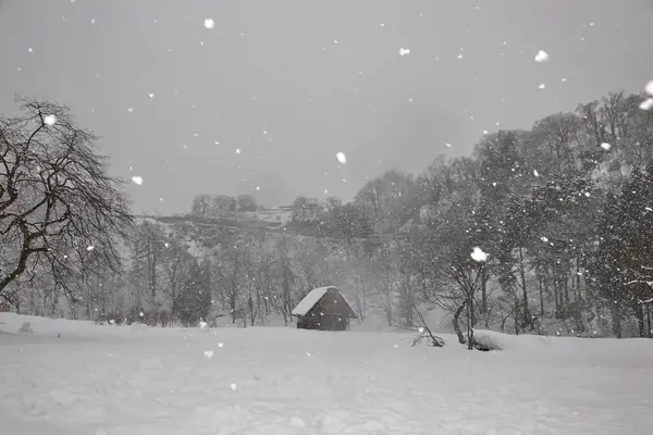 Kar Yağarken Güzel Köyün Kış Manzarası — Stok fotoğraf