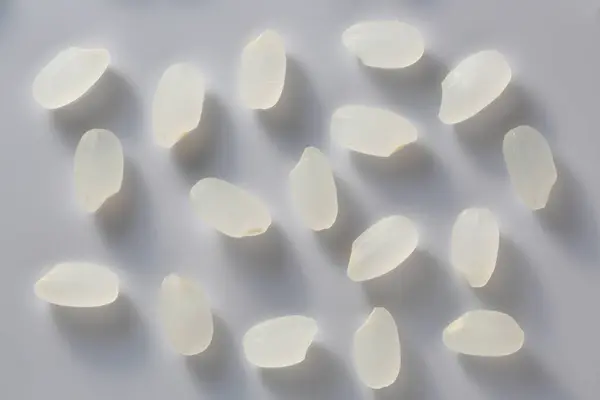 Κομμάτια Ρυζιού Λευκό Φόντο — Φωτογραφία Αρχείου