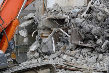 Şehirdeki eski bir binanın yıkılması