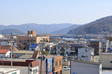 Modern şehrin havadan görünüşü kentsel binalarla yükselişte.