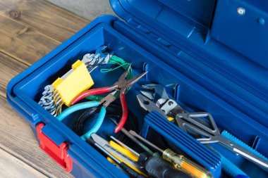 Onarım için farklı aletleri olan bir kutu. yakın çekim görünümü