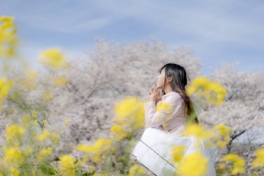 Güzel Asya kadın Park poz