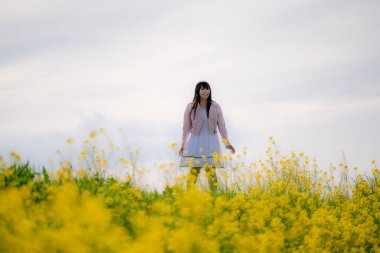 Güzel Asya kadın Park poz