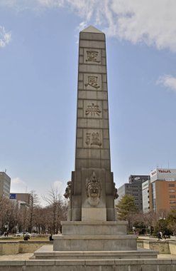 Çin el yazısı hiyerogliflerinin olduğu anıtın görüntüsü.