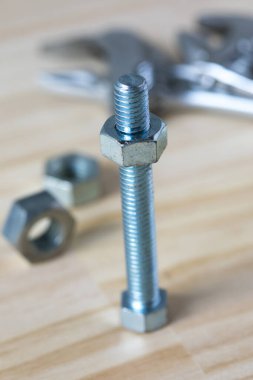 Metal vida ve cıvataları ahşap arka planda kapat