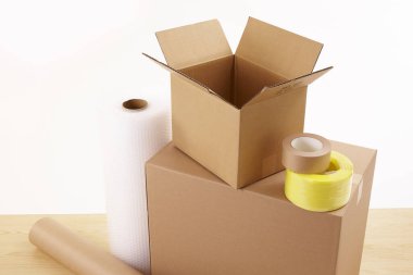 Kağıt rulo ve yapışkan bantlı karton kutular.