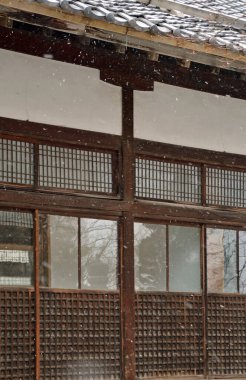 Japon geleneksel evinin eski ahşap pencereleri