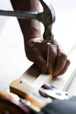 Çekiç kullanan adamın yakın plan görüntüsü