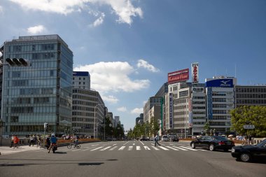 Caddedeki şehir trafiğinin manzarası