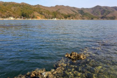 Dağlardaki göl manzarası doğa arka planında
