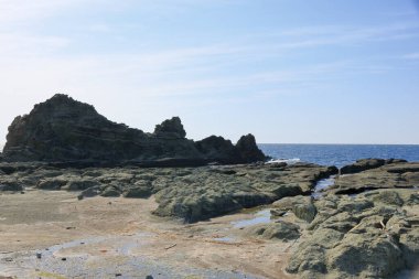 Mavi gökyüzü ile deniz kıyısı manzarası