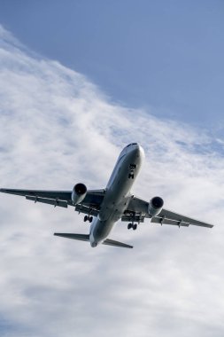 ticari uçak gökyüzünde uçuyor.