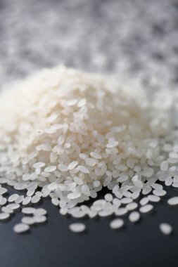 Siyah zemin üzerinde beyaz pirinç