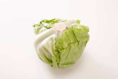 Beyaz arkaplanda beyaz marul