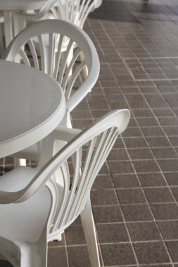 Açık kafede boş masa ve sandalyeler. 