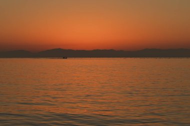 İnanılmaz parlak gün batımı Denizde