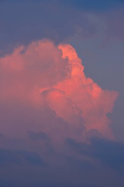 Güzel gün batımı gökyüzü bulutlu