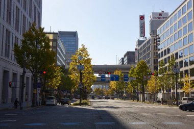 Gün boyunca görünen şehir yapılarının perspektifi.
