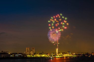 Japonya 'da gece güzel havai fişekler