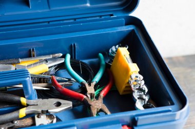 Bir kutuda farklı araçlar kümesi