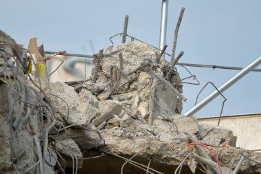 Şehirdeki eski bir binanın yıkılması