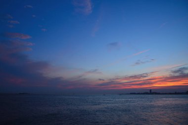 günbatımı denize bulutlar ile