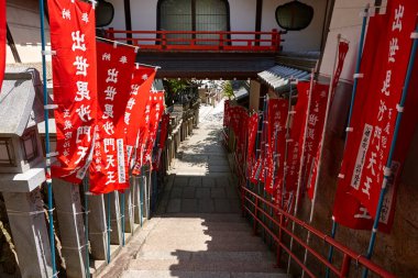 kyoto, japan -: arashiyama tapınağında kırmızı bayraklar. Kyoto, Japonya Kyoto 'nun ana tapınağıdır.