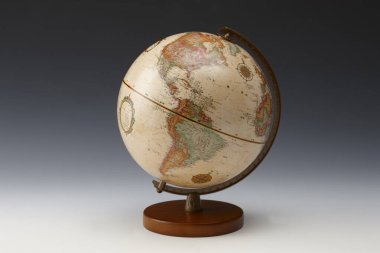 Gri arkaplanda eski dünya küresi