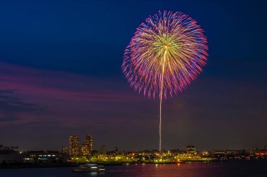 Gökyüzünde renkli havai fişekler 