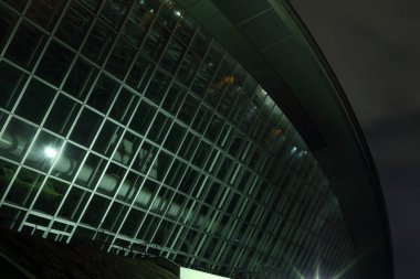 Geceleri gökyüzü altında camdan yapılar barındıran modern mimari