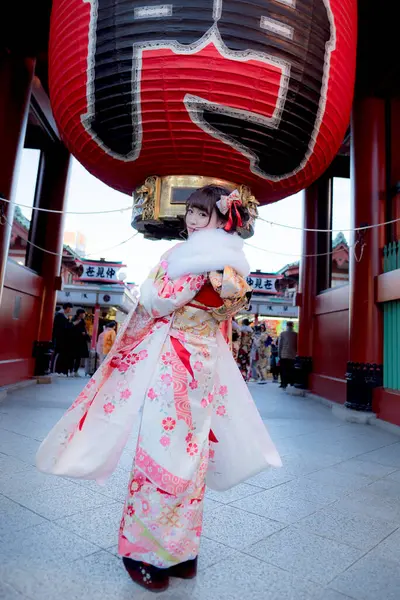 Mooie Japanse Vrouw Traditionele Jurk Stijlvol Vrouwelijk Portret Japanse Stad — Stockfoto