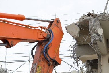 Şehirdeki eski bir binanın yıkılması