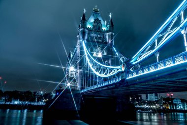 Gece Londra Köprüsü, arka planda seyahat yeri