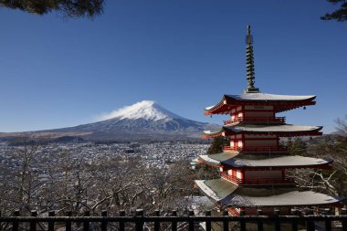 Fuji-san ve Chureito Pagoda Sakura, Yamanashi, Japonya 'da.